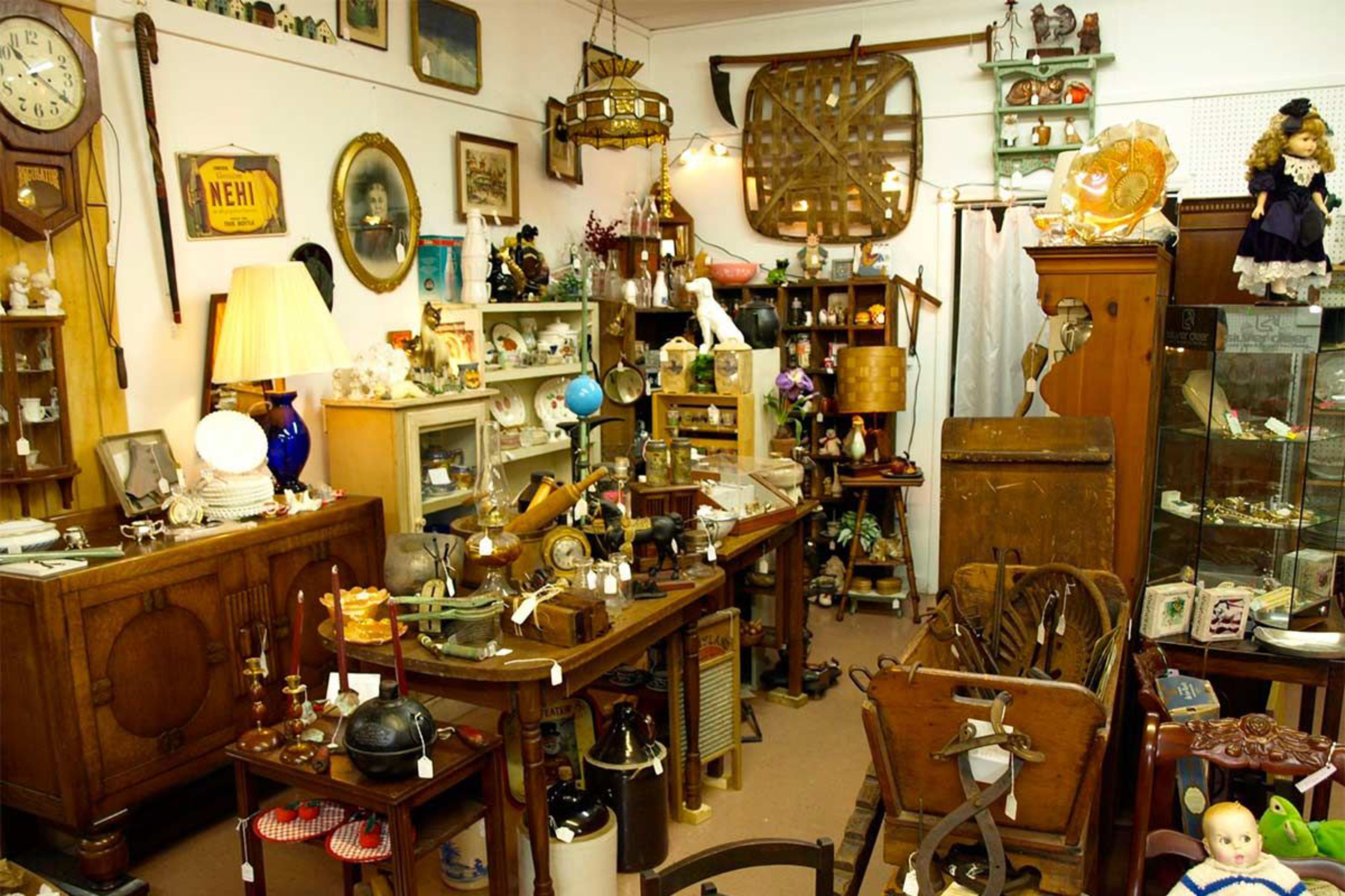 Antiques us. Коллекционеры антиквариата. Квартира коллекционера. Знаменитые коллекционеры. Коллекционер антиквариата ванная.